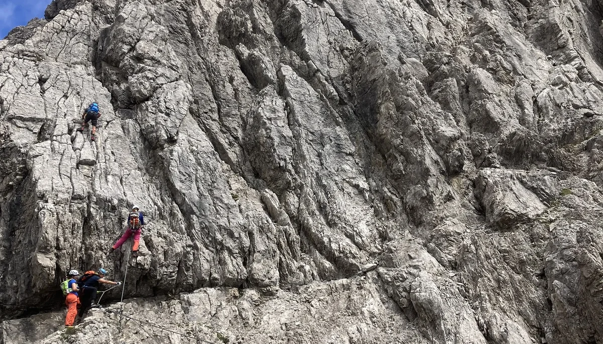 3 Kletterinnen an einer Seilbrücke im Imster Klettersteig | © DAV-FN /  A. Martin