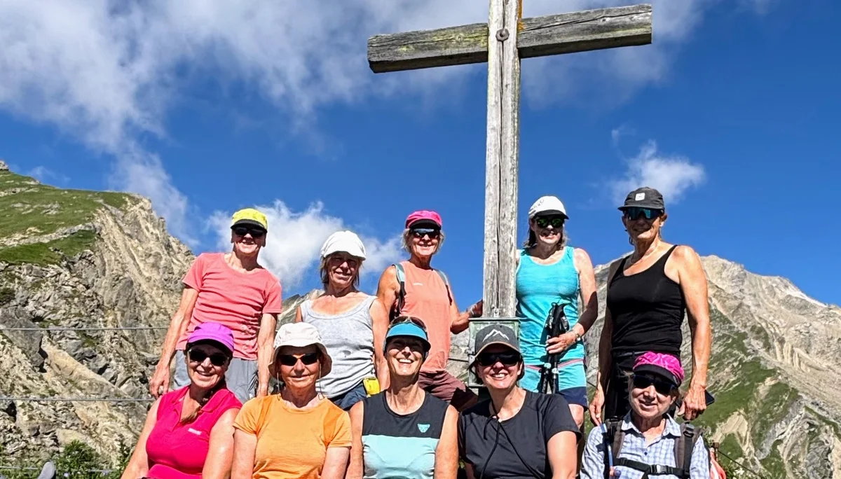 5 Kletter*innen am Gipfelkreuz | © DAV-FN /  B. Flora