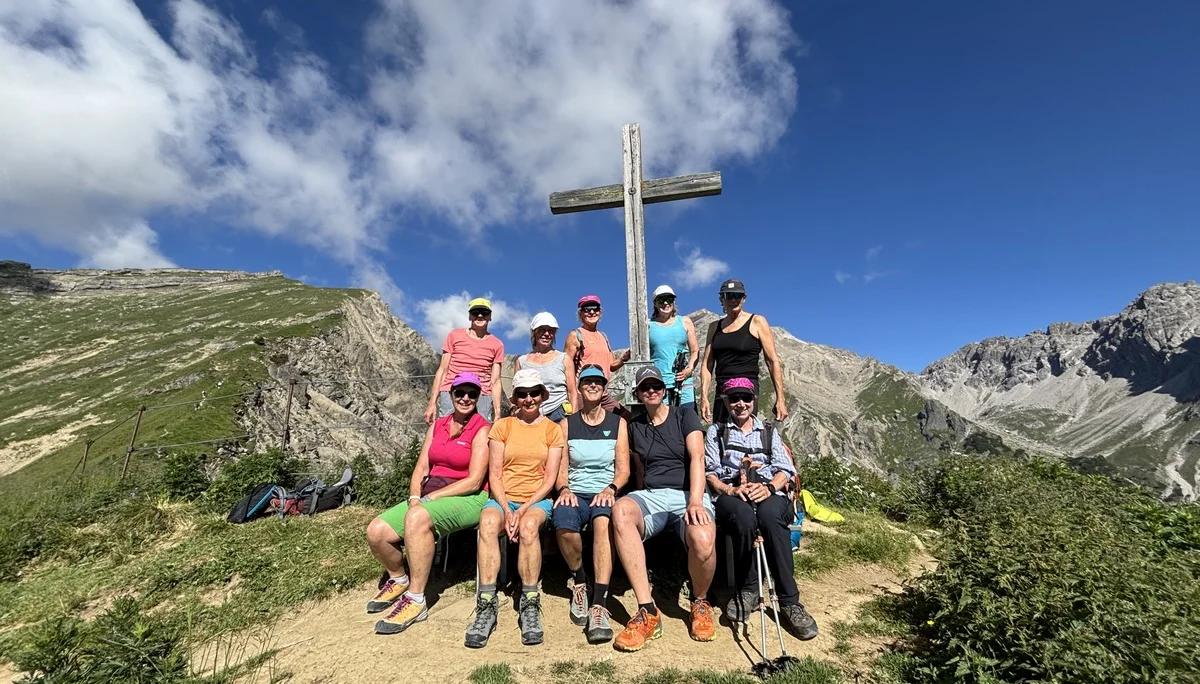 5 Kletter*innen am Gipfelkreuz | © DAV-FN /  B. Flora