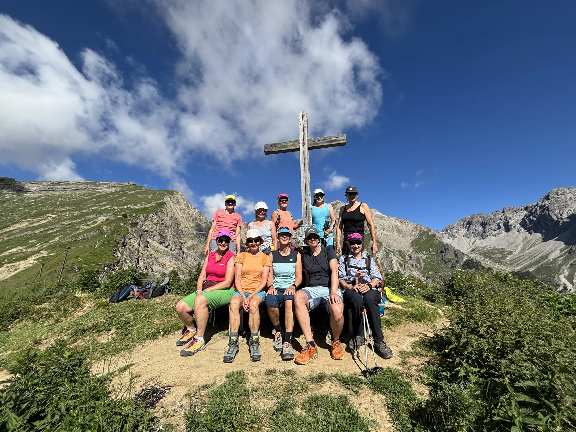 5 Kletter*innen am Gipfelkreuz | © DAV-FN /  B. Flora