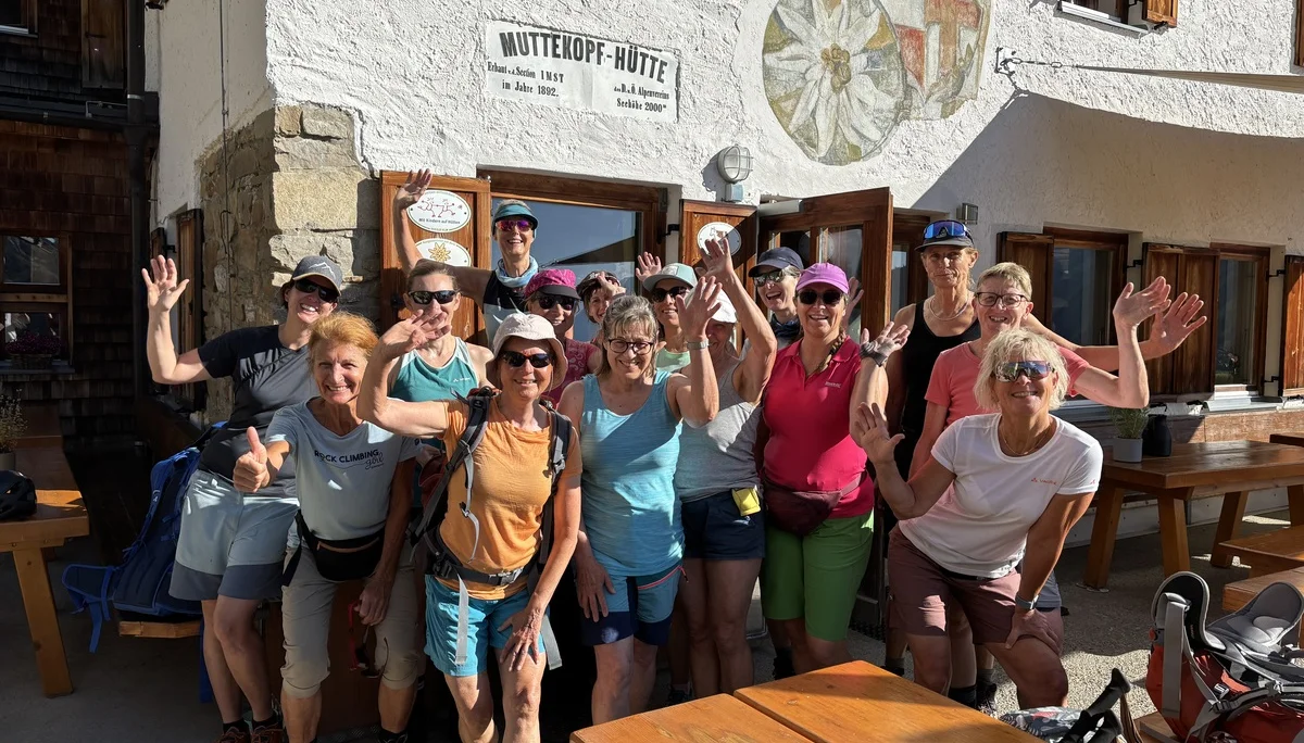 Frauengruppe vor der Muttekopfhütte | © DAV-FN / B. Flora