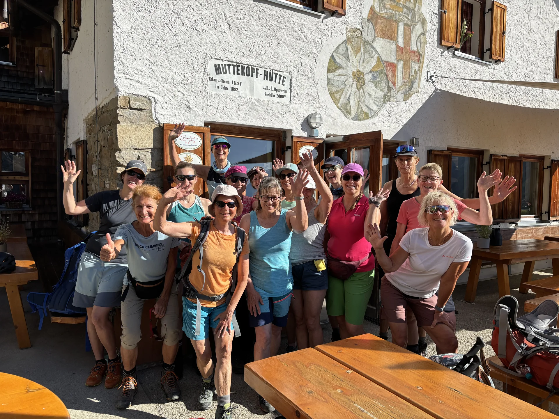 Frauengruppe vor der Muttekopfhütte | © DAV-FN / B. Flora