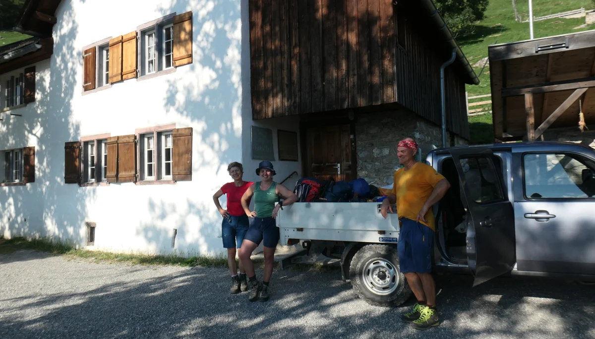Drei Wanderer vor Pickup und Hütte  | © DAV-FN/S. Dischler
