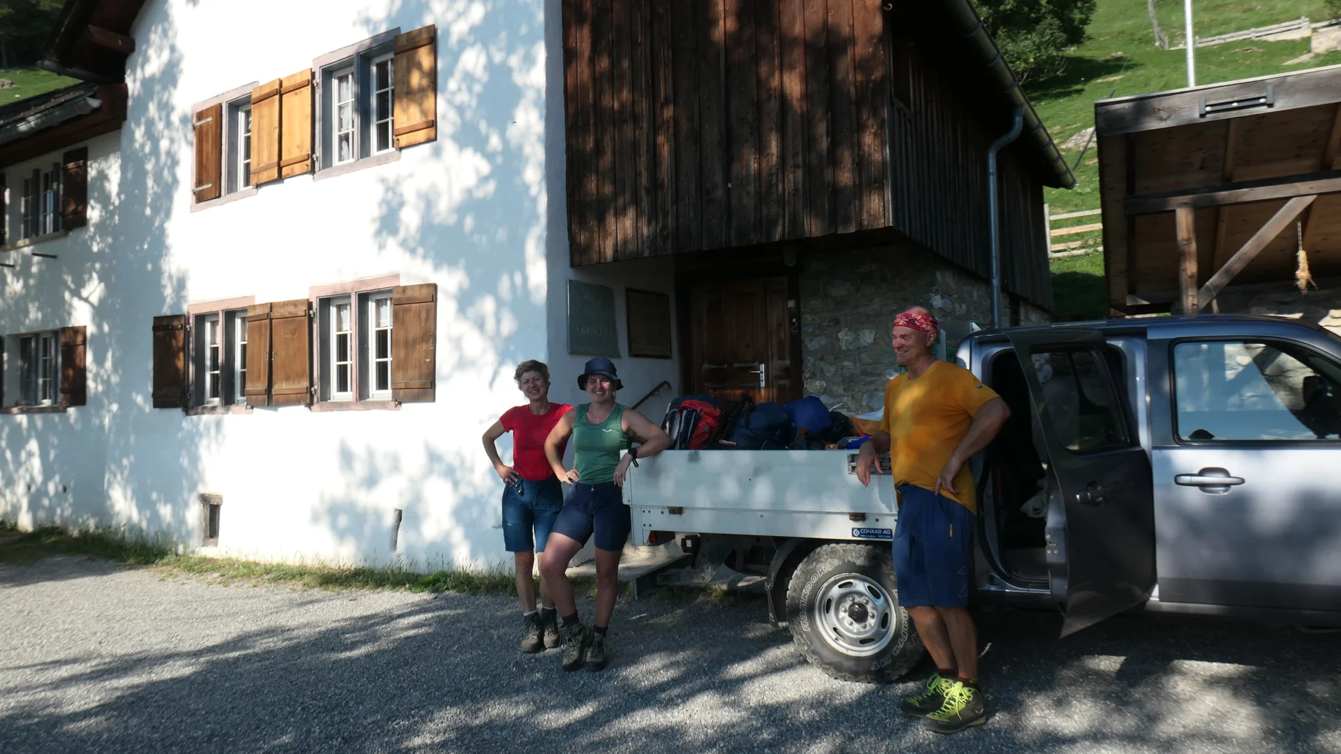 Drei Wanderer vor Pickup und Hütte  | © DAV-FN/S. Dischler