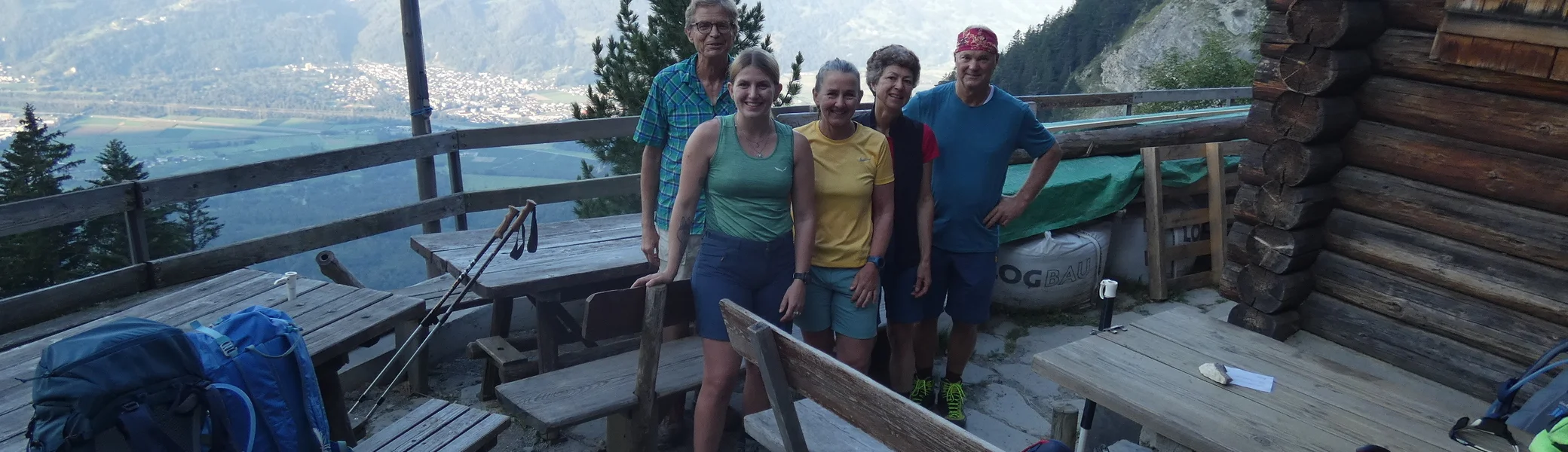 Fünf Wanderer frühmorgens vor der Enderlinhütte mit weitem blick ins Tal | © DAV-FN/S. Dischler