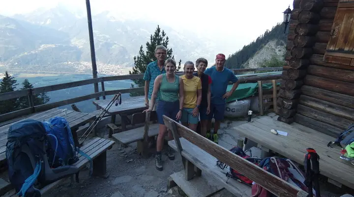 Fünf Wanderer frühmorgens vor der Enderlinhütte mit weitem blick ins Tal | © DAV-FN/S. Dischler