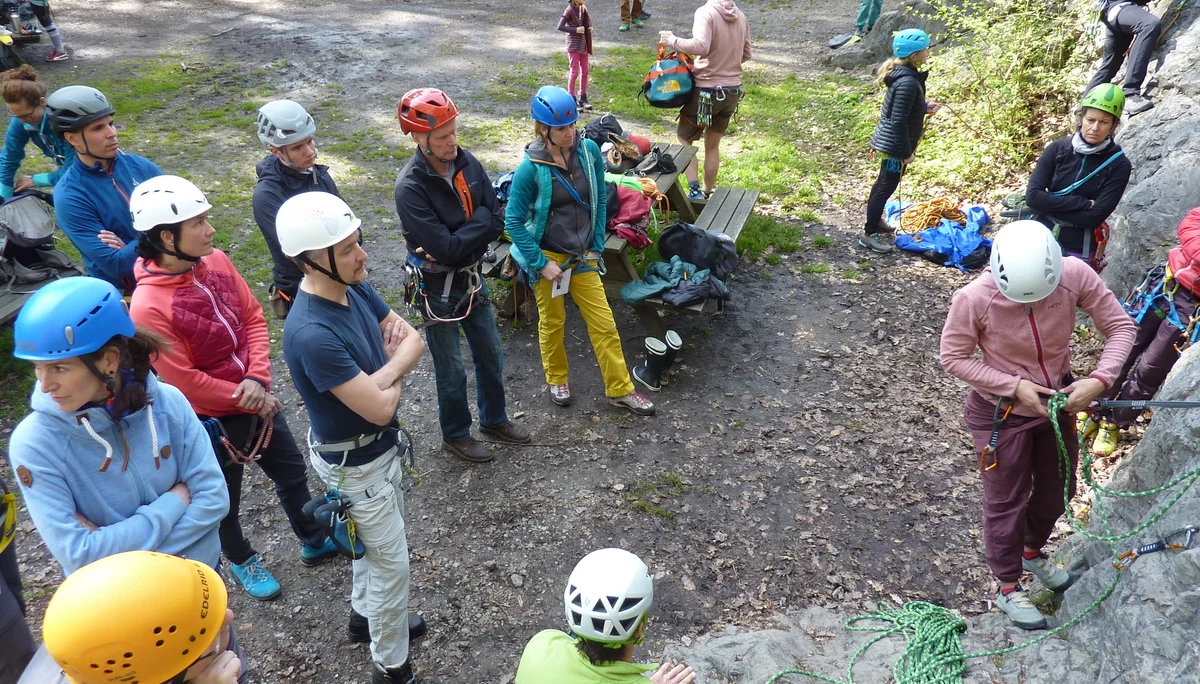 Übung zum Umbauen am Umlenker | © DAV-FN / T. Huber