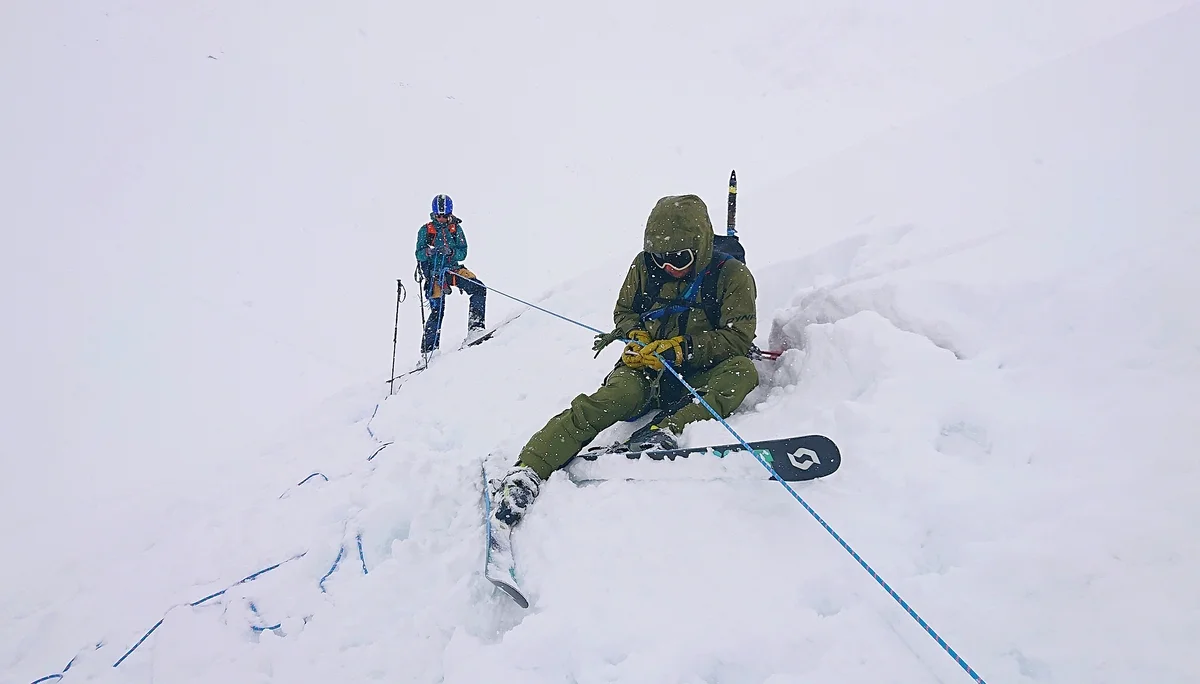 Übung Spaltenbergung mit Ski | © DAV-FN/Peter Schäfer