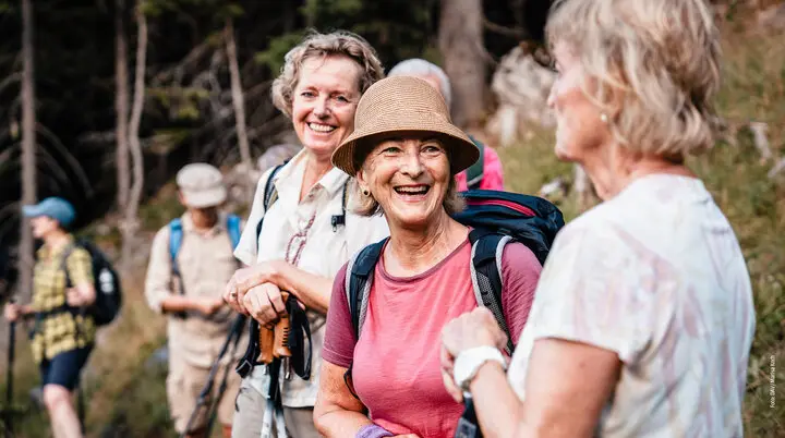 Blick auf eine Gruppe von Wander*innen im fortgeschrittenen Alter | © 2025 - DAV, Marisa Koch 