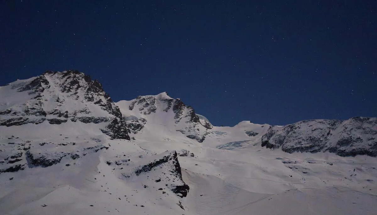 Schneebedeckte Berggipfel unter klarem Nachthimmel mit sichtbaren Sternen | © DAV-FN / R. Gersten u. L. Chr. Fischer