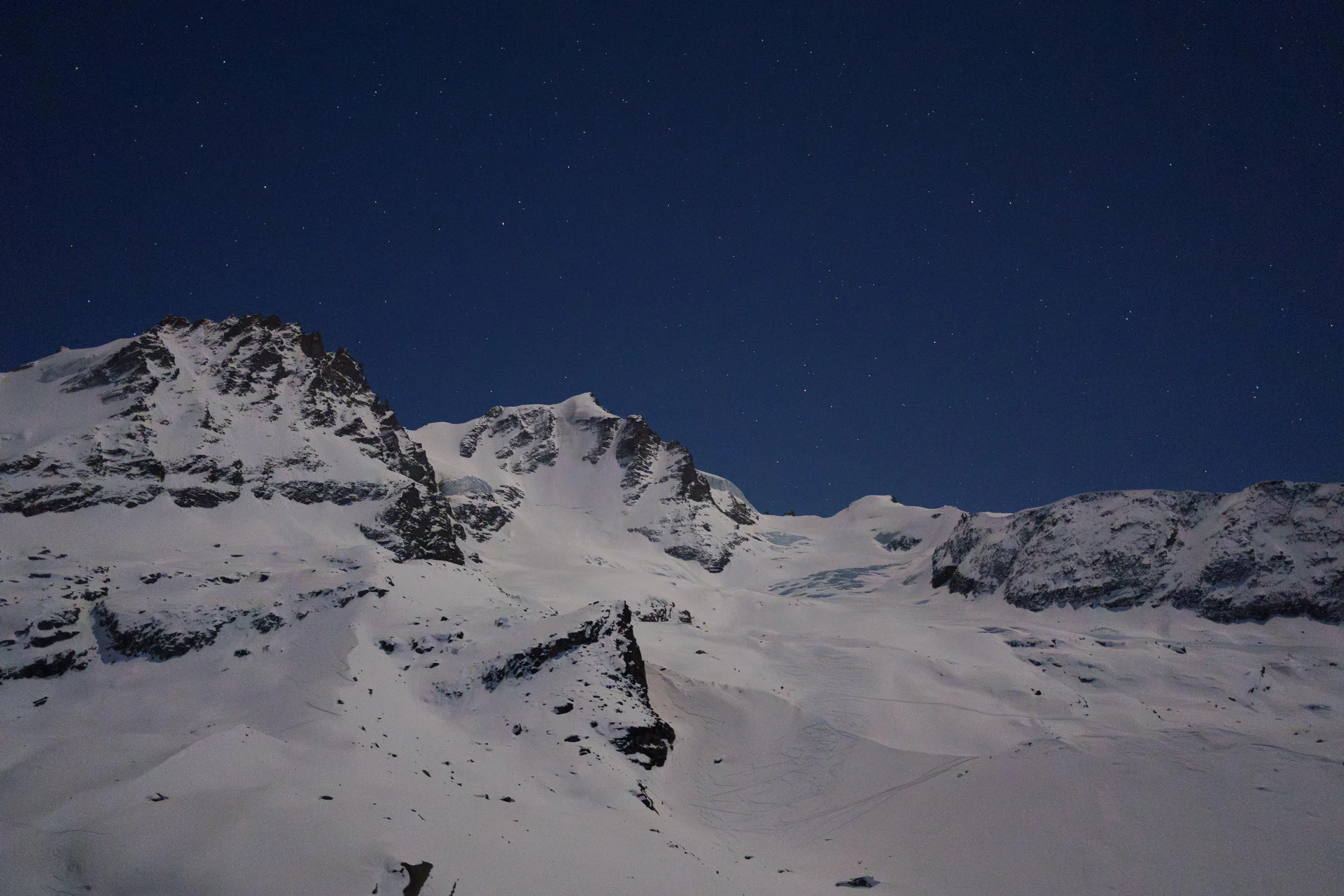 Schneebedeckte Berggipfel unter klarem Nachthimmel mit sichtbaren Sternen | © DAV-FN / R. Gersten u. L. Chr. Fischer