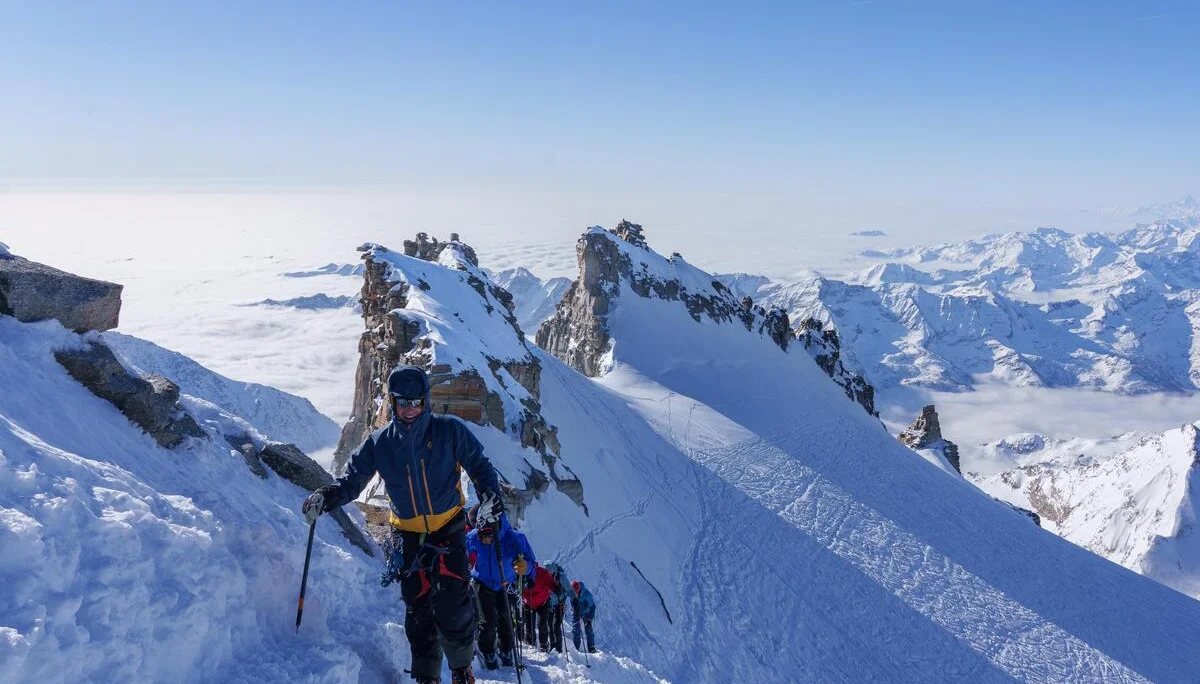 Bergsteiger in Ausrüstung mit Steigeisen und Eispickeln auf schneebedecktem Grat in den Alpen bei klarem Himmel | © DAV-FN / R. Gersten u. L. Chr. Fischer