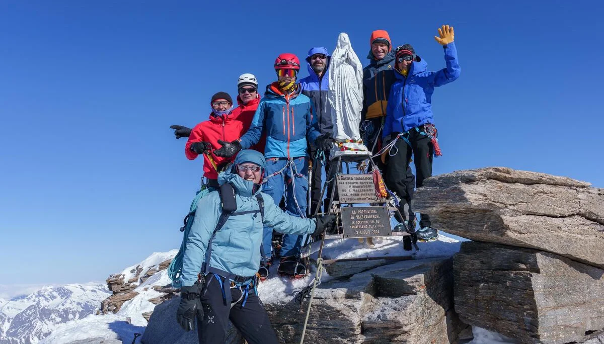Sieben Kletternde an der Madonna auf dem Gipfel des Gran Paradiso 4061m | © DAV-FN / R. Gersten u. L. Chr. Fischer