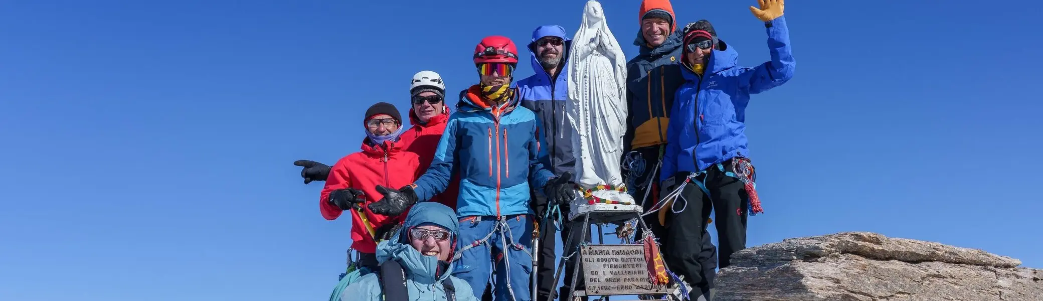 Sieben Kletternde an der Madonna auf dem Gipfel des Gran Paradiso 4061m | © DAV-FN / R. Gersten u. L. Chr. Fischer
