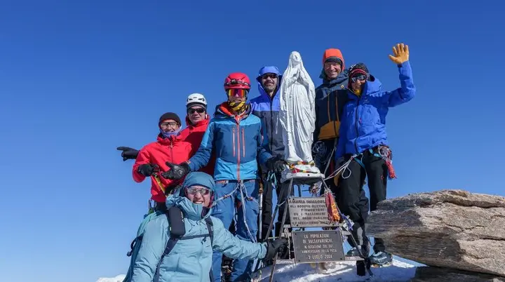 Sieben Kletternde an der Madonna auf dem Gipfel des Gran Paradiso 4061m | © DAV-FN / R. Gersten u. L. Chr. Fischer
