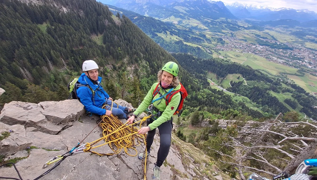 Zwei Kletterer am Standplatz mt Blick ins weite Tal | © DAV-FN / R. Huber