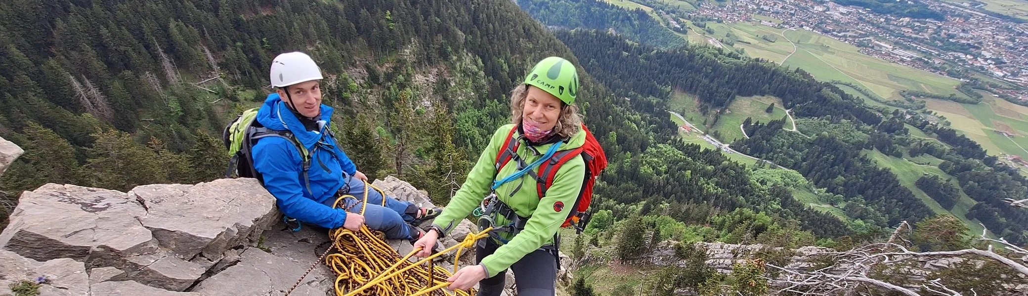 Zwei Kletterer am Standplatz mt Blick ins weite Tal | © DAV-FN / R. Huber