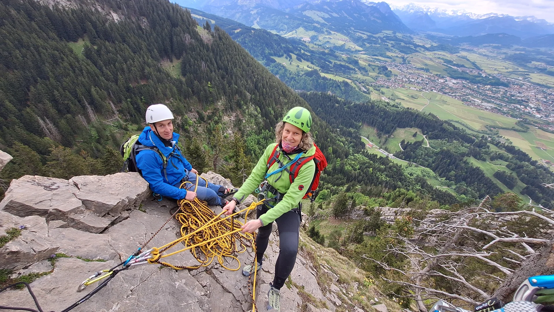 Zwei Kletterer am Standplatz mt Blick ins weite Tal | © DAV-FN / R. Huber