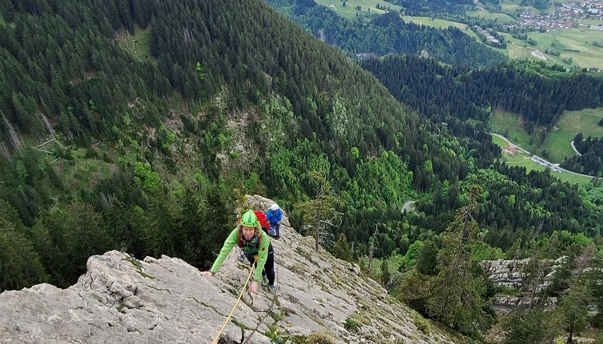 Zwei Kletterer entlang eines scharfen Felsgrates | © DAV-FN / R. Huber