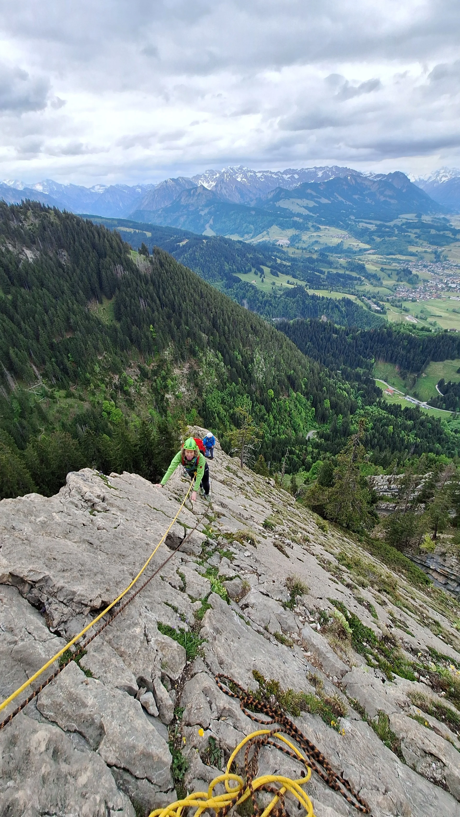 Zwei Kletterer entlang eines scharfen Felsgrates | © DAV-FN / R. Huber