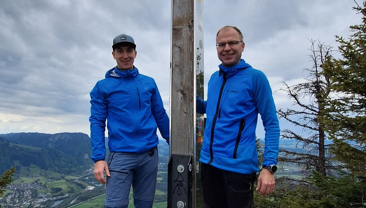 Zwei Kletterer am Gipfelkreuz | © DAV-FN / R. Huber