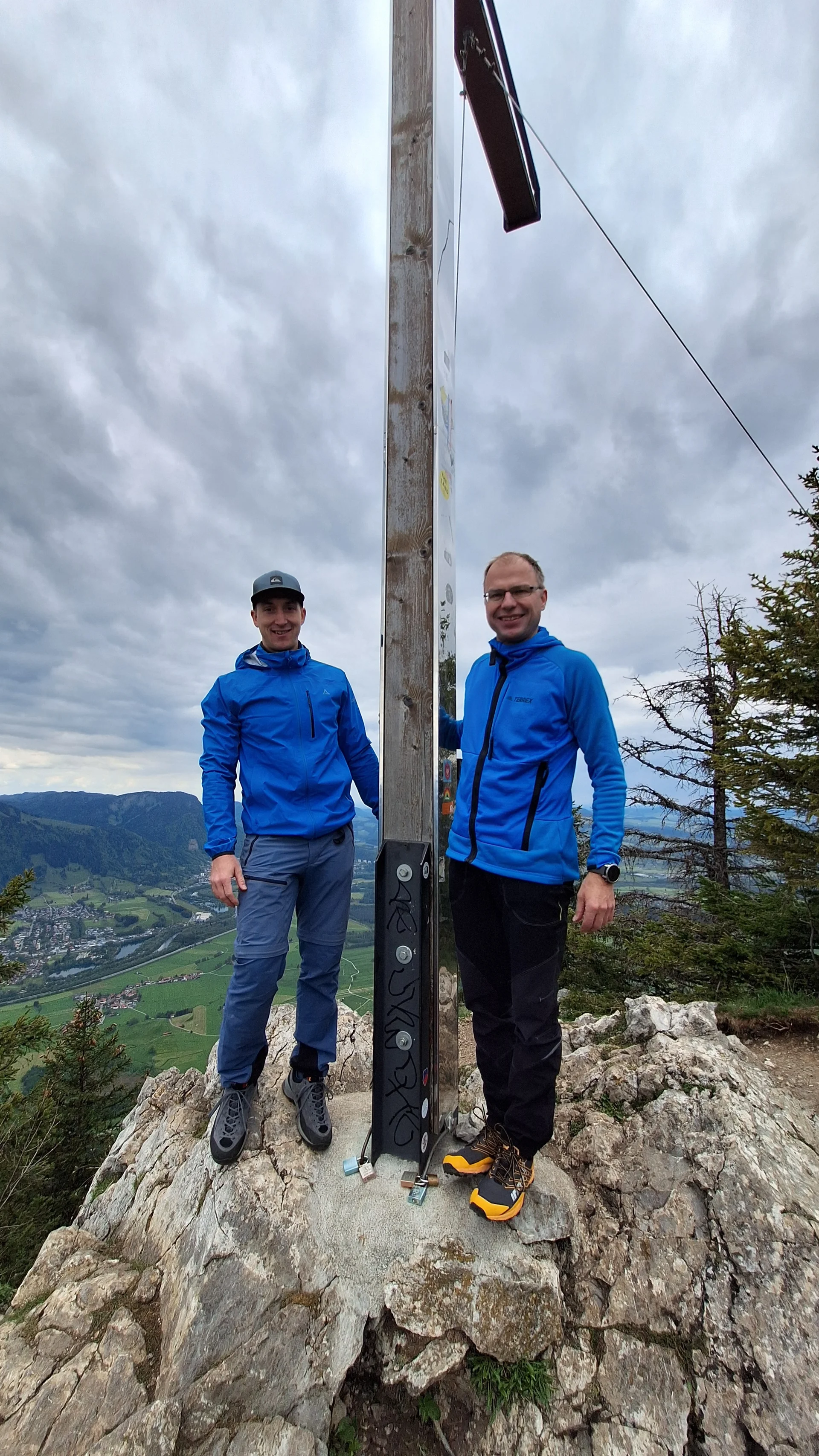 Zwei Kletterer am Gipfelkreuz | © DAV-FN / R. Huber