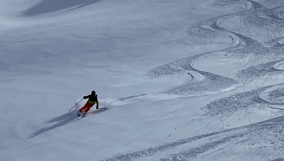 Skifahrer fährt eine Spur in frischem Pulverschnee am Grionkopf | © DAV-FN / R.Lebedeff, D. Lexen