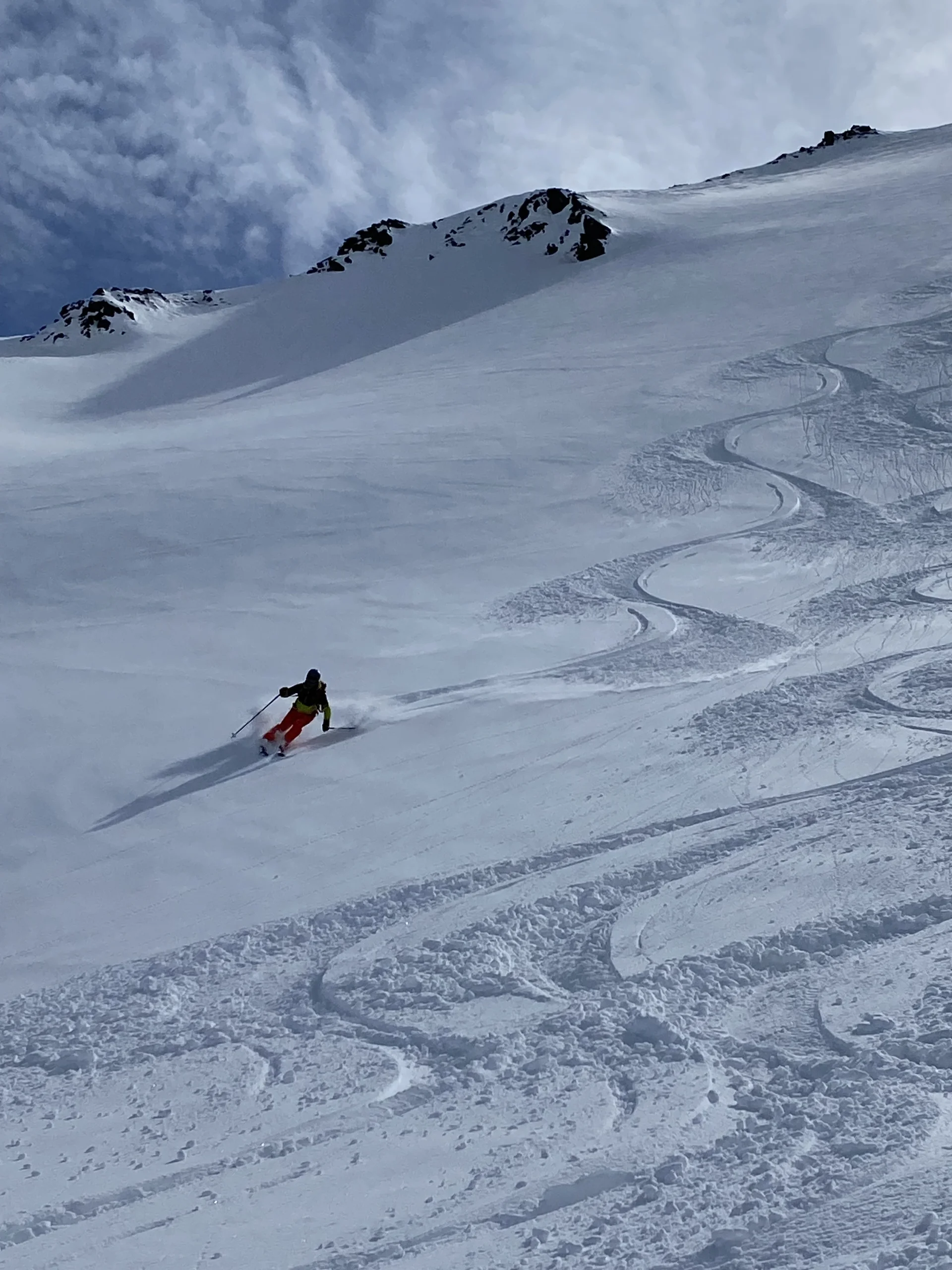 Skifahrer fährt eine Spur in frischem Pulverschnee am Grionkopf | © DAV-FN / R.Lebedeff, D. Lexen