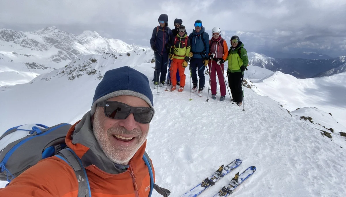 Sieben Skifahrer stehen auf schneebedecktem Gipfel der Schranspitze mit Bergpanorama im Hintergrund | © DAV-FN / R.Lebedeff, D. Lexen