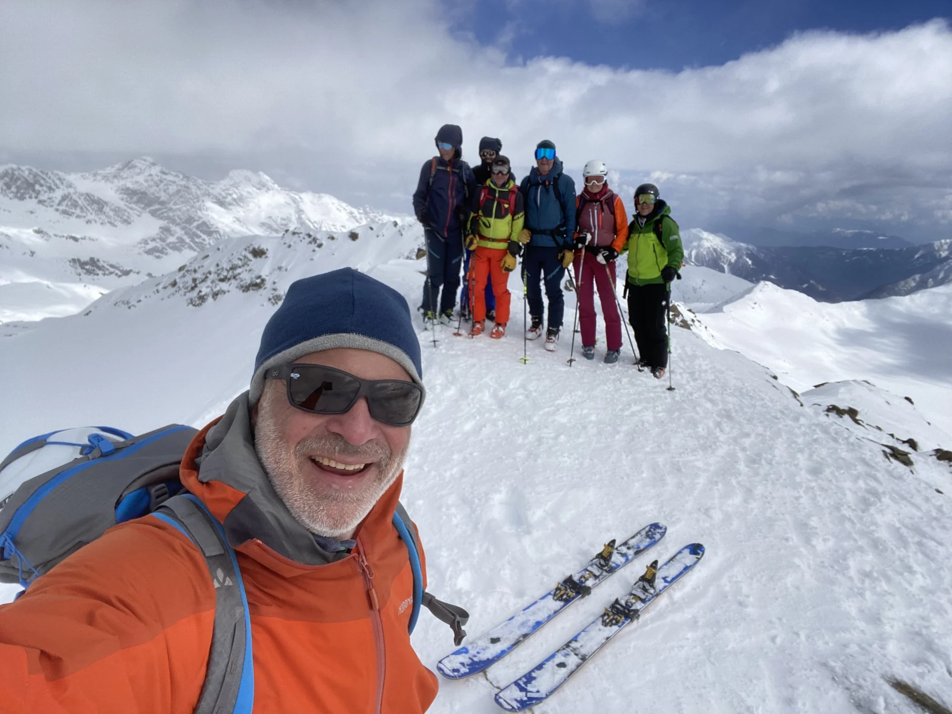 Sieben Skifahrer stehen auf schneebedecktem Gipfel der Schranspitze mit Bergpanorama im Hintergrund | © DAV-FN / R.Lebedeff, D. Lexen