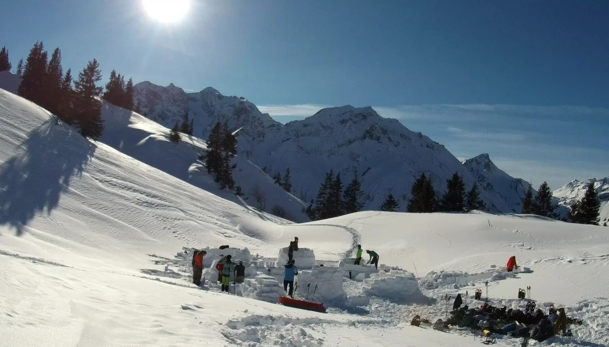 Das Gewusel beim Iglibau | © DAV-FN / P.Schäfer