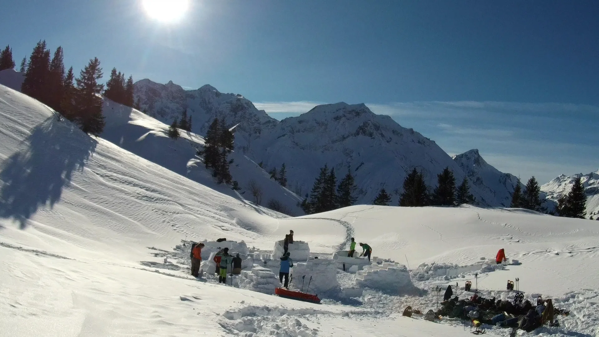 Das Gewusel beim Iglibau | © DAV-FN / P.Schäfer