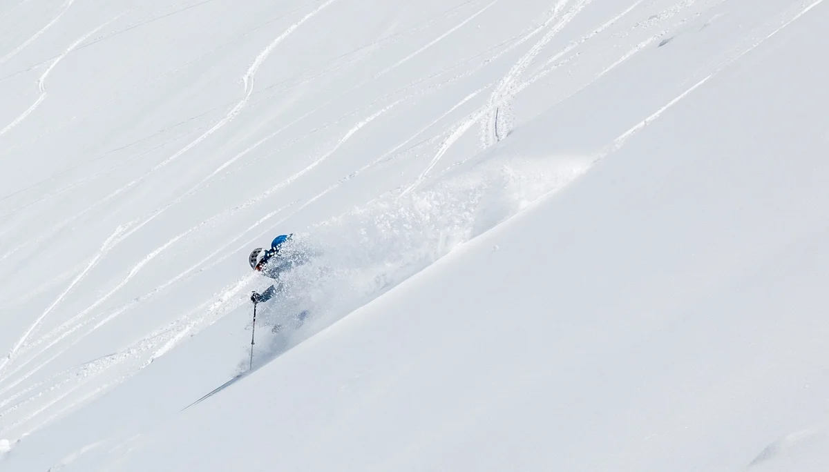 Abfahrt im Powder vom Gletscher Ducan | © DAV-FN/Lorenz Fischer