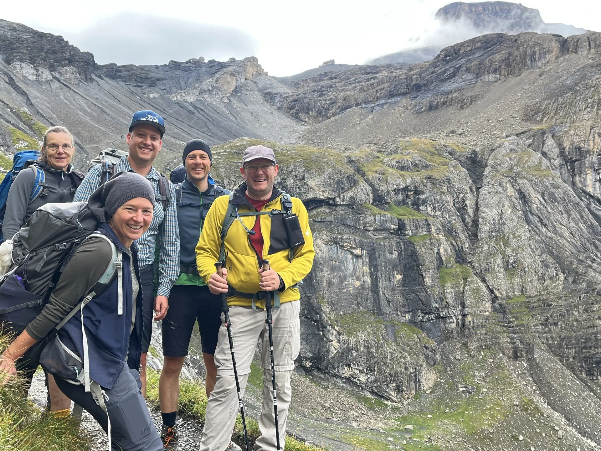 Unsere Wandergruppe beim Abstieg von der Blüemlisalphütte nach Kandersteg. | © DAV-FN / Sebastian Rieger
