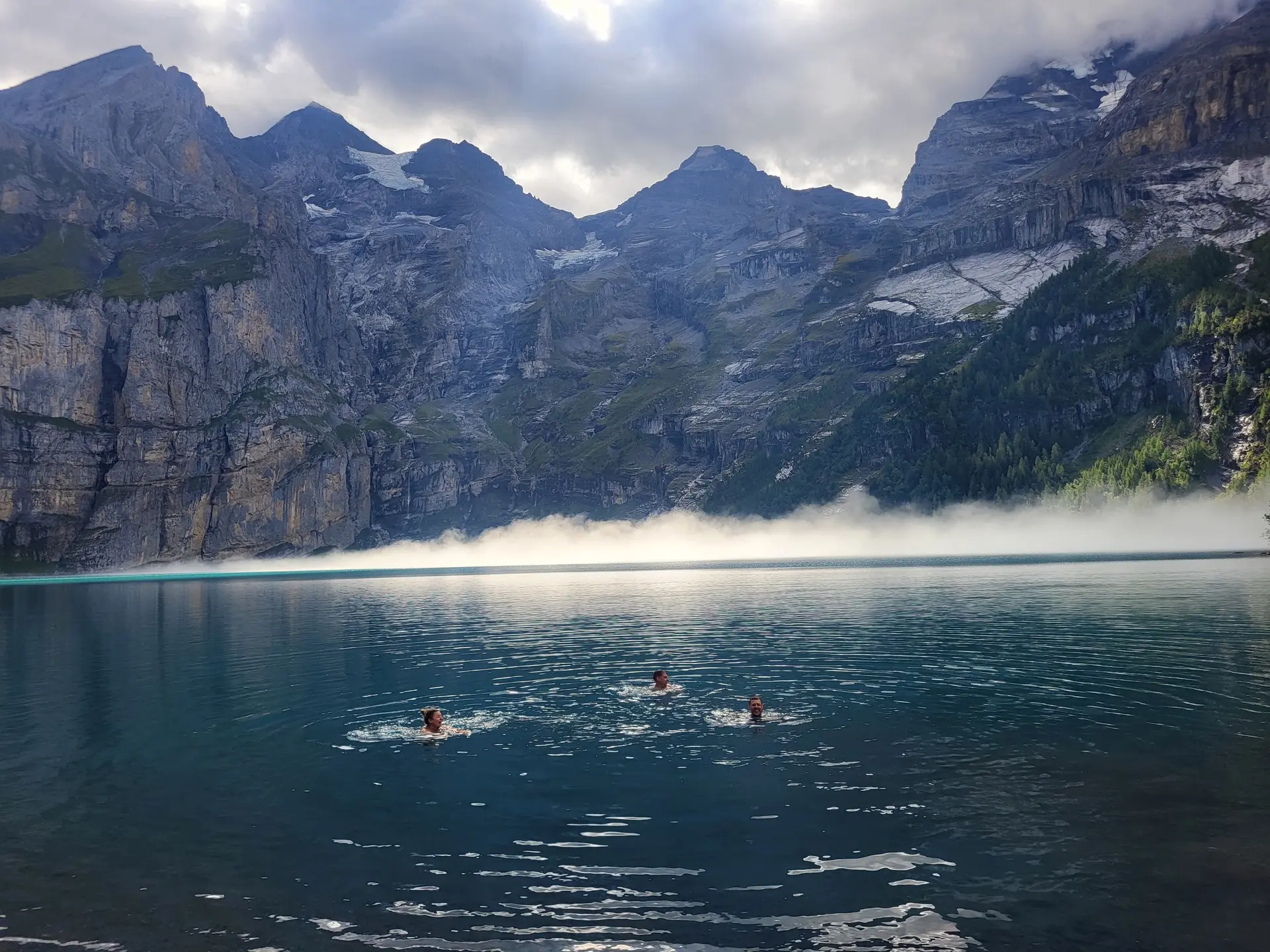Für ein paar Mutige gab es zum Abschluss noch ein Bad im (kalten) Oeschinensee. | © DAV-FN / Alexander Ruh