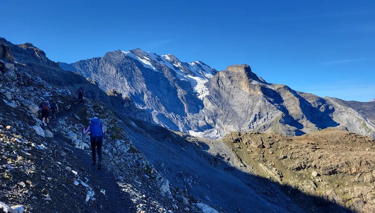 Weiter geht's Richtung Gspaltenhornhütte mit Blick auf das Blüemlisalpmassiv. | © DAV-FN / Alexander Ruh