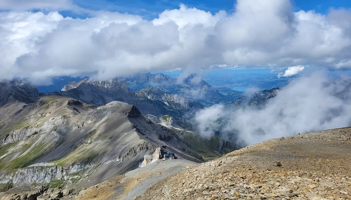 Blick zurück zur Hütte beim Aufstieg zum Wildi Frau Wandergipfel, im Hintergrund der Thuner See. | © DAV-FN / Alexander Ruh