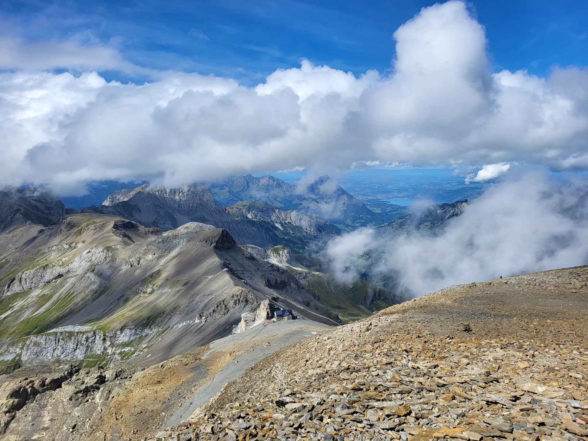 Blick zurück zur Hütte beim Aufstieg zum Wildi Frau Wandergipfel, im Hintergrund der Thuner See. | © DAV-FN / Alexander Ruh