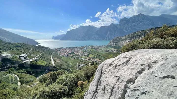Aussicht-vom-Klettergebiet-Belvedere-bei-Nago-auf-den-Gardasee-1_Bergparadiese.de | © Bergparadiese.de
