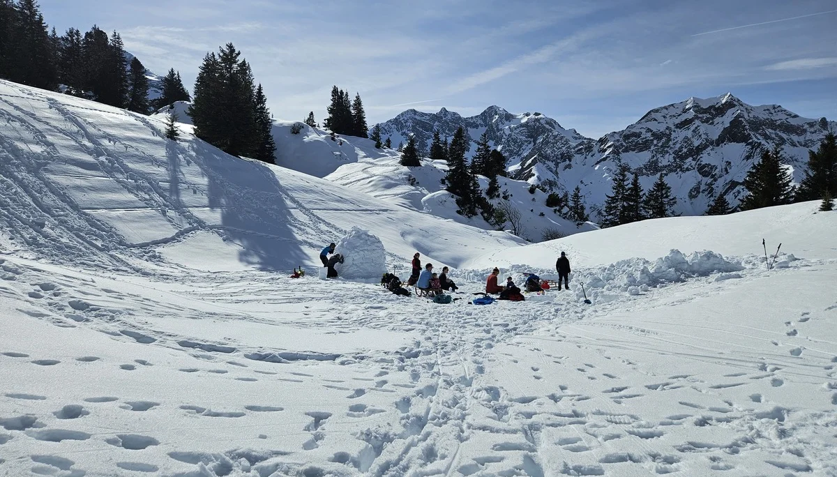 Familiengruppe bei Rast im Igludorf | © DAV-FN / H.Birth