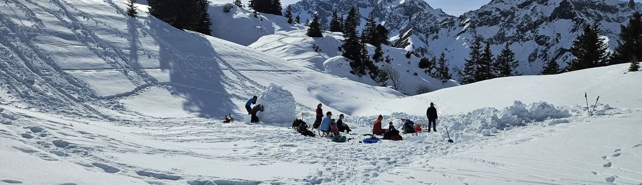 Familiengruppe bei Rast im Igludorf | © DAV-FN / H.Birth
