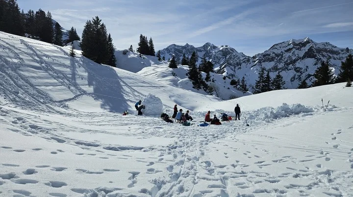 Familiengruppe bei Rast im Igludorf | © DAV-FN / H.Birth