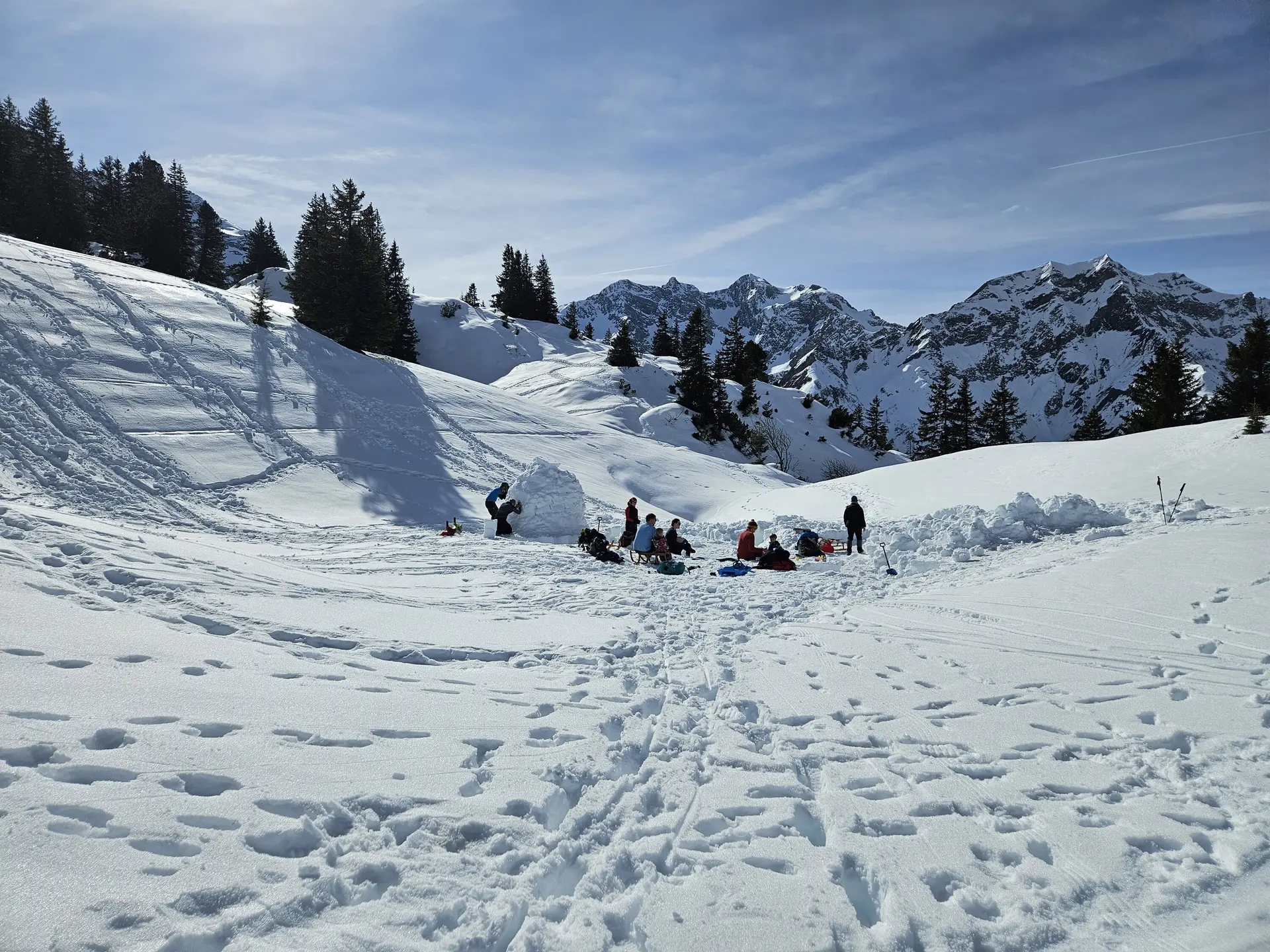 Familiengruppe bei Rast im Igludorf | © DAV-FN / H.Birth