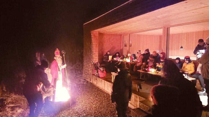 Nikolaus vor der Hütte | © DAV-FN/Peter Schäfer