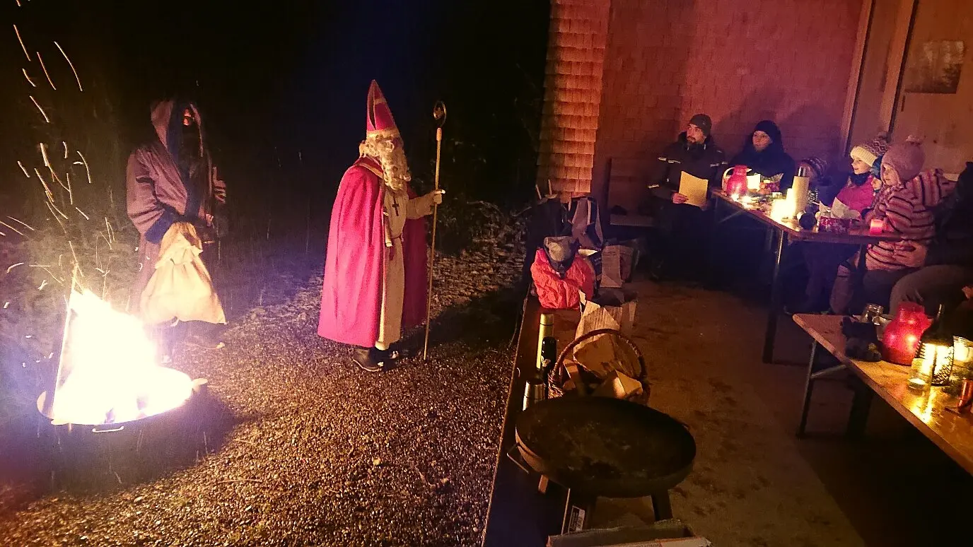 Nikolaus und Knecht Ruprecht am Lagerfeuer | © DAV-FN/Peter Schäfer