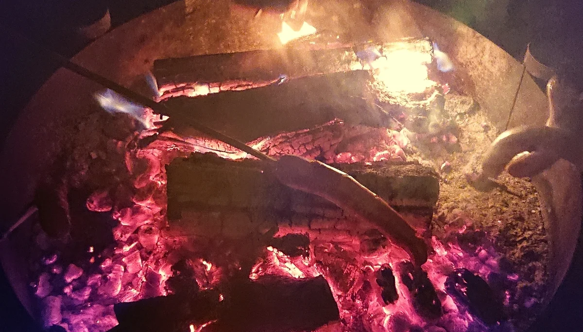 Würste grillen über Glut | © DAV-FN/Peter Schäfer