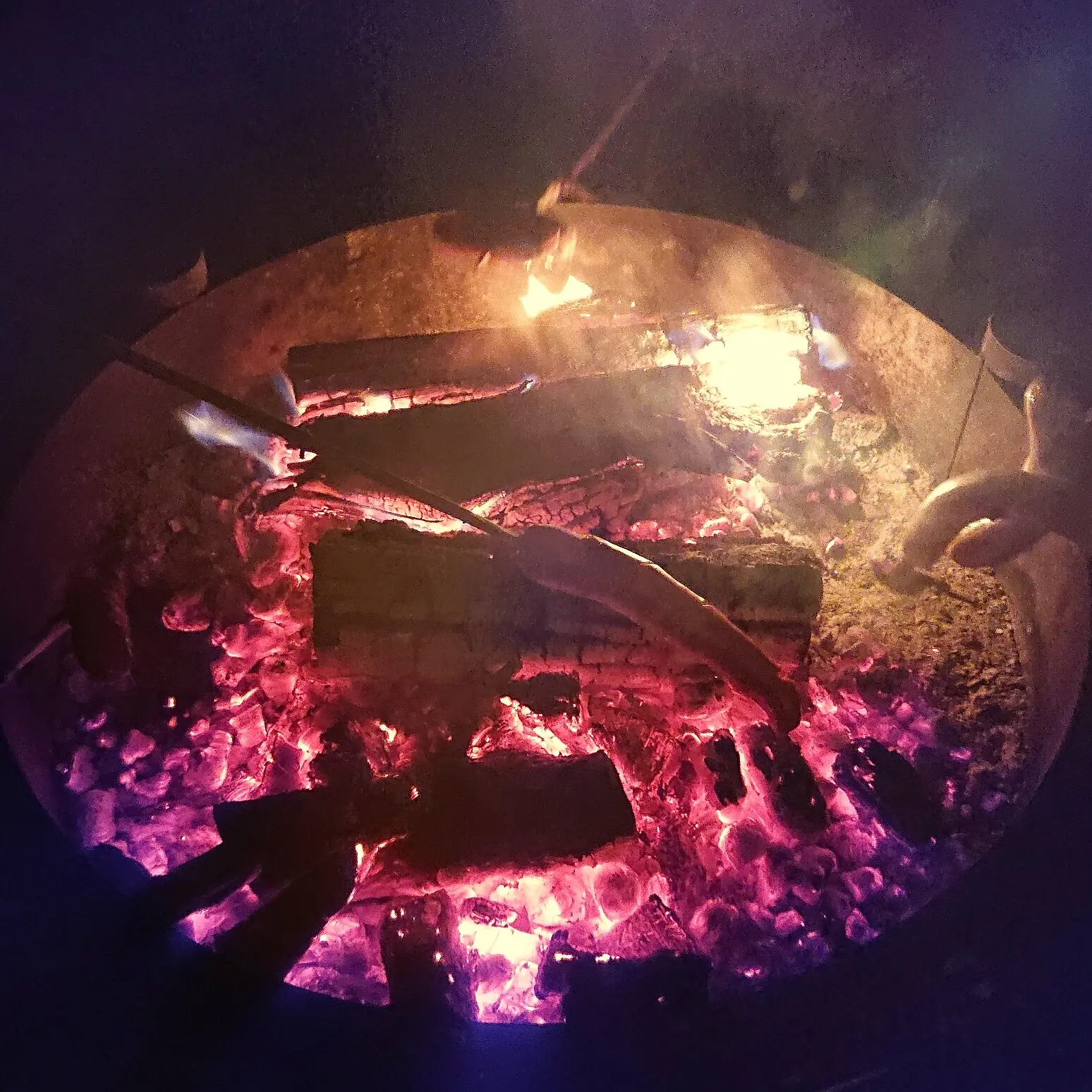 Würste grillen über Glut | © DAV-FN/Peter Schäfer