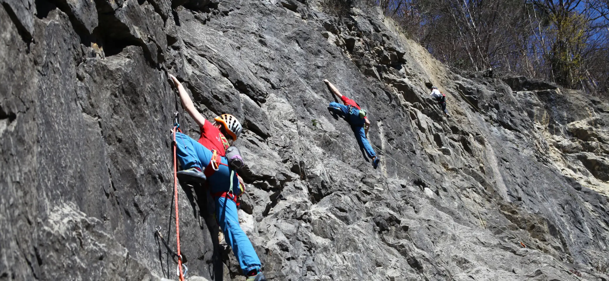Zwei Kinder im Aufstieg im Klettergarten | © DAV-FN - Thomas Müller