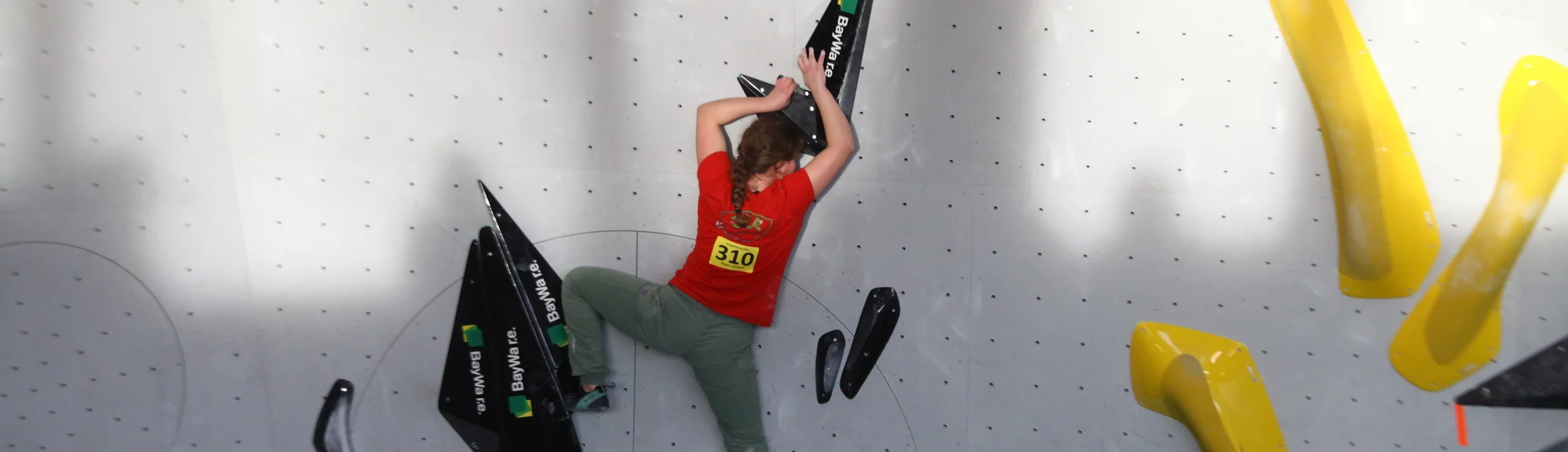 Einzelne Kletternde beim Bouldern an einer künstlichen Kletterwand | © DAV-FN Thomas Müller