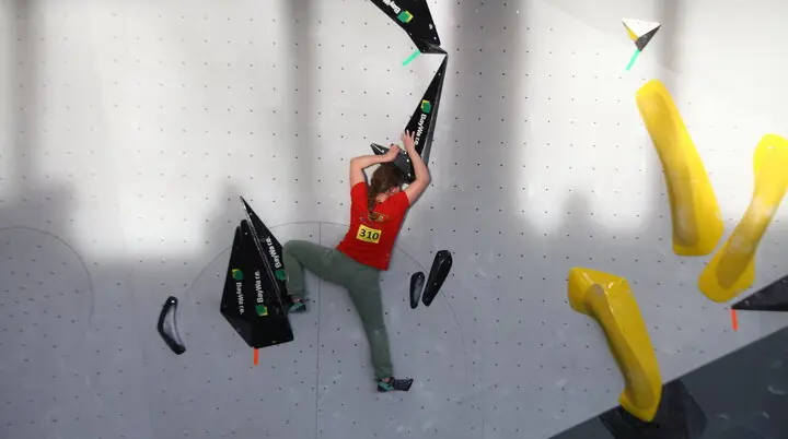 Einzelne Kletternde beim Bouldern an einer künstlichen Kletterwand | © DAV-FN Thomas Müller